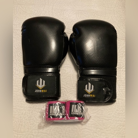 New set of black boxing gloves with hand wraps - Picture 1 of 7